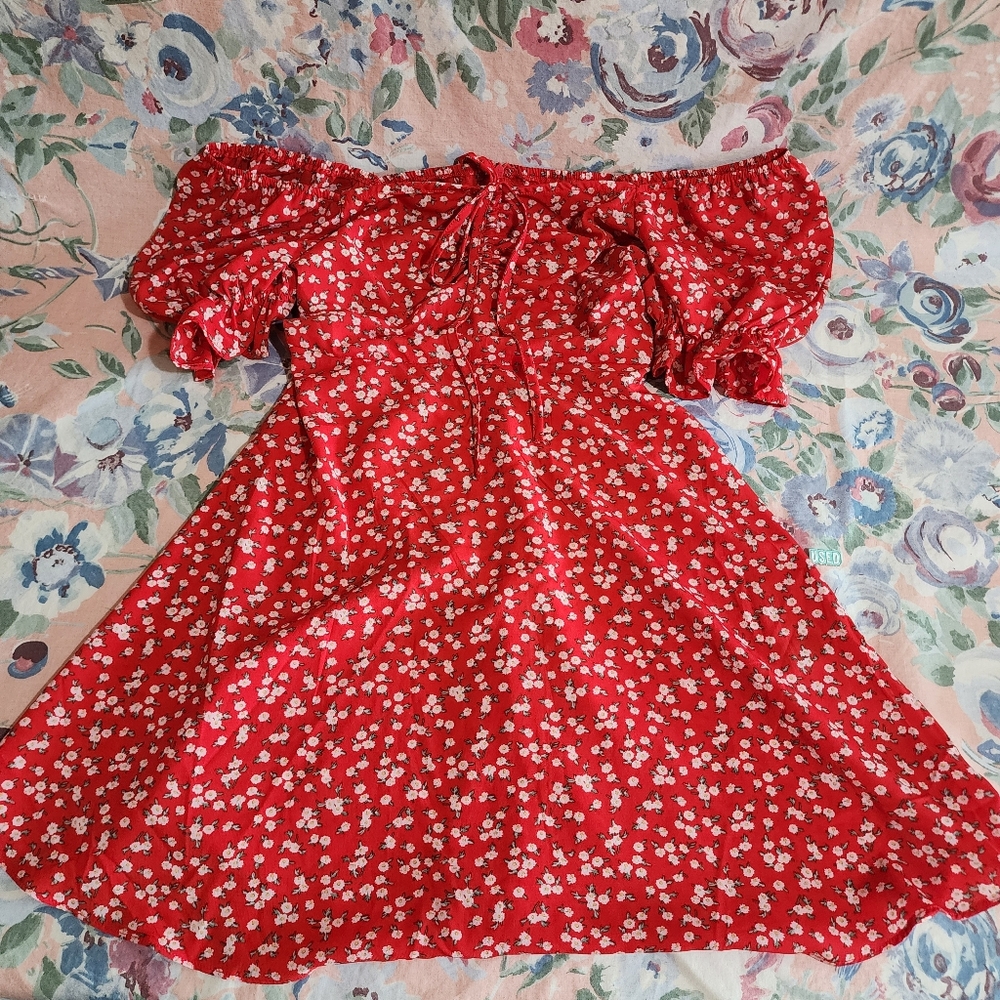 Red white dainty white daisy floral puff sleeve tie ruched front day dress